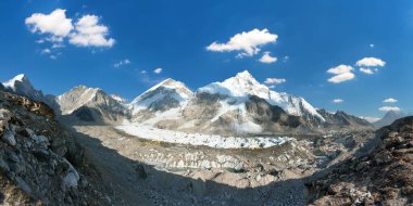 Everest Dağı 'nın birçok çadırı ve güzel gökyüzü olan ana kampı, sagarmatha ulusal parkı, Khumbu vadisi, solukhumbu, Nepal Himalayaları dağları.