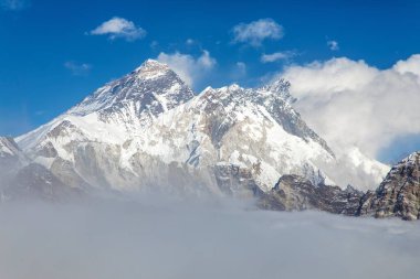 Everest Dağı ve Lhotse Zirvesi bulutların arasında Renjo La Geçidi 'nden Everest ana kampına kadar üç geçiş, Khumbu Vadisi, Sagarmatha Ulusal Parkı, Nepal Himalayalar Dağları
