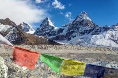 Cholo Zirvesi, Kangchung Zirvesi ve Nirekha Dağı, gökyüzünde bulutlar ve dua bayrakları olan üç güzel Himalaya dağı, Gokyo Vadisi, Cho Oyu Dağı, Nepal Himalayaları Dağları yakınlarındaki