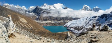 Everest Dağı, Lhotse Zirvesi, Ngozumba Buzulu, Renjo La Geçidi 'nden Gokyo Gölü ve köyü, Üç geçiş yolu, Khumbu Vadisi, Sagarmatha Ulusal Parkı, Nepal himalayas Dağları