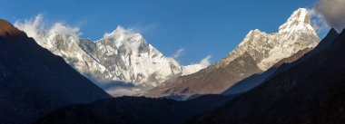 Ama Dablam, Lhotse, Nuptse ve Everest Dağı 'nın zirvesi, Everest ana kampı, Nepal Himalayas dağları akşam manzarası.