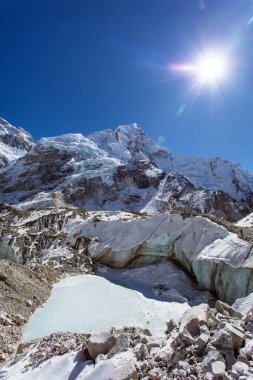 Everest Dağı ana kampından sabah güneşi, Nuptse Dağı zirvesi ve Everest Dağı 'nın tepesi, Sagarmatha Ulusal Parkı, Nepal Himalayalar Dağları