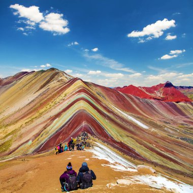 Gökkuşağı dağları veya Vinicunca Montana de Siete Colores turistlerle ve gökyüzünde güzel bulutlarla Peru 'da Cuzco bölgesi, Peru And Dağları, panoramik dağ manzarası