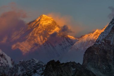 Everest Dağı, Gokyo Vadisi 'nden Everest Dağı' nın akşam gün batımı manzarası. Üç geçit ve Cho Oyu Dağı ana kamp yürüyüşü, Khumbu vadisi, Solukhumbu, Sagarmatha ulusal parkı, Nepal Himalaya dağı