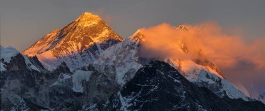 Everest ve Lhotse Tepesi, Gokyo Ri tepesinden Everest ve Lhotse Dağı 'nın akşamüstü manzarası kırmızı renkli, Khumbu vadisi, Nepal Himalaya dağı