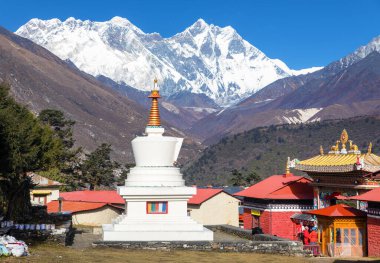 Ama Dablam Dağı, Lhotse Zirvesi ve Tengboche Manastırı 'ndan Everest Dağı' nın zirvesi, Tengboche Manastırı 'ndaki beyaz stupa Everesr Dağı' nın ana kampı, Khumbu Vadisi, Nepal Himalaya Dağı.