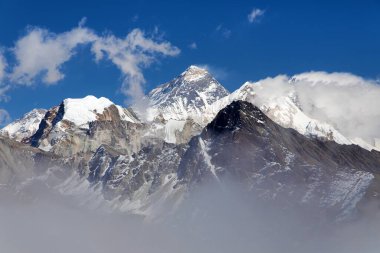 Everest Dağı 'nın zirvesi ve Gökyo Ri tepesinden Lhotse Dağı' na, Everest Tepesi 'nin ana kampına kadar yürüyün ve Nepal Himalaya dağ patikasından üç geçiş yapın.