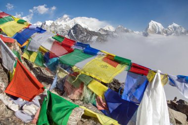 Everest Dağı, Lhotse Dağı ve Makalu Dağı gökyüzünde güzel bulutlar olan Budist dua bayrakları, Gokyo Ri tepesi, Everest dağı, Khumbu vadisi, Nepal Himalaya dağlarındaki Budizm