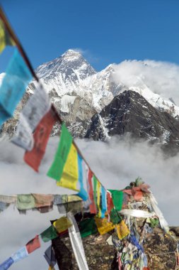 Gokyo Ri 'den Budist dua bayraklarıyla Everest' e, Sagarmatha Ulusal Parkı 'na, Khumbu Vadisi' ne, Solukhumbu Dağı 'na, Nepal Himalaya Dağı' na kadar uzanan Everest ve Lhotse Dağı manzarası.