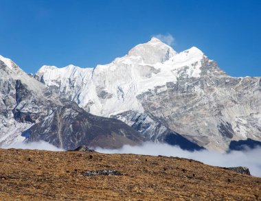 Makalu Dağı 'nın (8463 m) Kongma La geçidi, Everest ana kampına giden yol, Everest, Sagarmatha ulusal parkı, Khumbu vadisi, Nepal Himalaya dağı