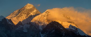 Everest ve Lhotse Tepesi, Gokyo Ri tepesinden Everest ve Lhotse Dağı 'nın akşamüstü manzarası kırmızı renkli, Khumbu vadisi, Nepal Himalaya dağı