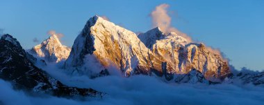 Akşam manzarası Gokyo Vadisi 'nden Ama Dablam Dağı' na, Arakam Çeşmesi 'ne, Cholatse ve Taboche Tepesi' nden Everest Dağı 'na, Nepal himalaya Dağı' na.