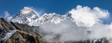 Everest Dağı ve Lhotse Dağı, Renjo Geçidi 'nden Everest ana kampına kadar uzanıyor ve üç geçiş yolu var. Khumbu Vadisi, Solu Khumbu, Sagarmatha Ulusal Parkı, Nepal Himalaya Dağı.
