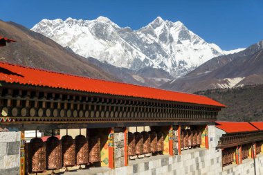 Everest Dağı, Ama Dablam Dağı, Lhotse Tepesi ve Mt. Tengboche Gompa 'da Nuptse güney kaya yüzeyi ve dua tekerlekleri ya da Everest ana kampı Nepal Himalaya Dağı' na giden yolda manastır.