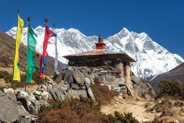 Lhotse Dağı zirvesi ve Nuptse Dağı güney kaya yüzeyi Budist dua bayrakları, Dualar duvar ve tapınak, Everest Dağı ana kampı, Nepal Himalayalar dağları