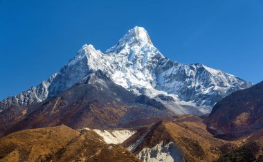 Ama Dablam Dağı, ama Dablam Dağı 'nın panoramik manzarası mavi gökyüzü ile Everest' teki ana kampa, Khumbu vadisine, Sagarmatha ulusal parkına, Everest 'e, Nepal Himalaya Dağı' na giderken.