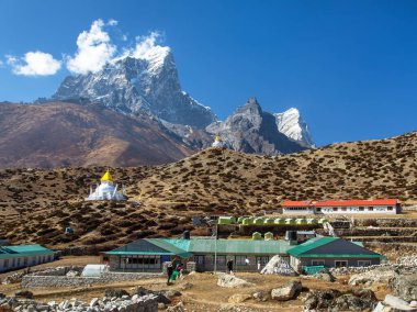Dingboche köyü yakınlarında bayraklı ve Tabuche Dağı veya Taboche tepesi tepeli iki Budist stupa, Everest ana kampına kadar, Khumbu Vadisi, Solu Khumbu, Nepal Himalaya dağı