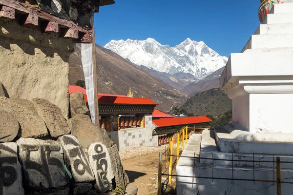 Everest Dağı, Ama Dablam Dağı, Lhotse Tepesi ve Mt. Tengboche Gompa 'da Nuptse güney kaya yüzeyi ve dua tekerlekleri ya da Everest ana kampı Nepal Himalaya Dağı' na giden yolda manastır.
