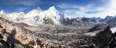 Güzel gökyüzü ve Khumbu buzul Everest Dağı