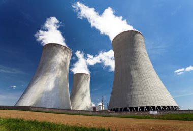 Nuclear power plant and cooling towers