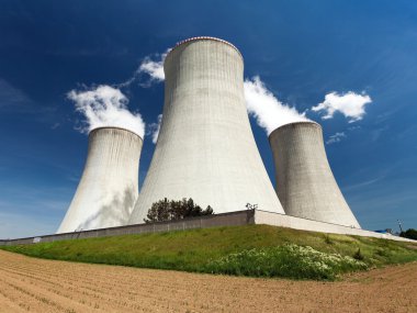 Nuclear power plant and cooling towers