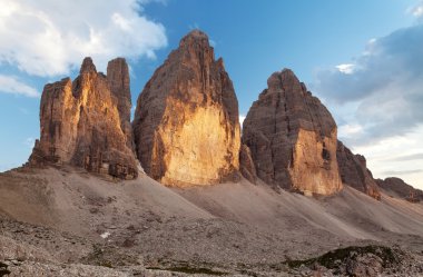 Akşam Drei Zinnen veya Tre Cime di Lavaredo görünümünü
