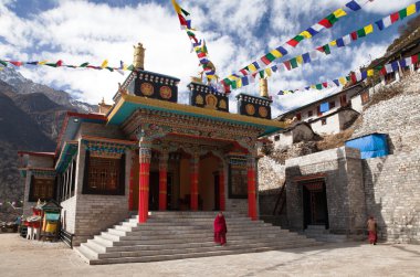 Thamo gompa ya da Budist manastır rahipleri ile