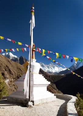 Namche Bazar yakınındaki beyaz stupa ve dua bayrakları