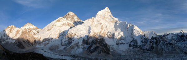 Вечерний панорамный вид на Эверест
