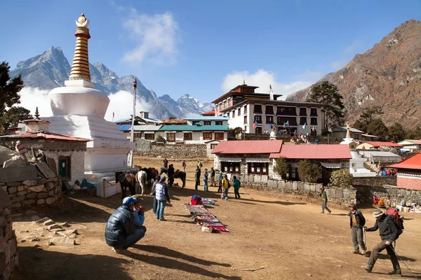 Monasterio de Tengboche con estupa y muro mani de oración — Foto de Stock