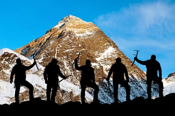 Abendliche Ansicht des Mount Everest und Silhouette der Bergsteiger — Stockfoto