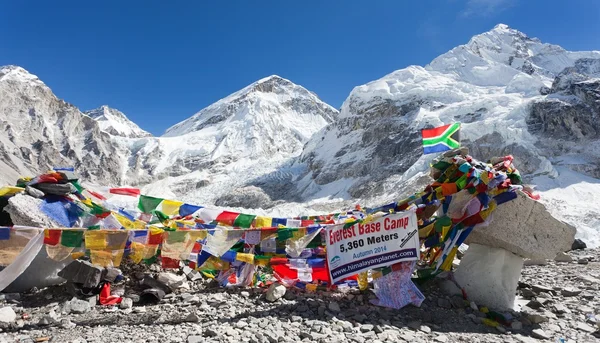 Базовый лагерь Эверест с рядами буддийских молитвенных флагов — стоковое фото