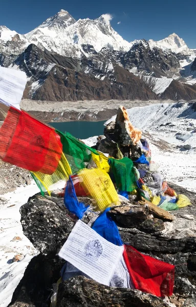 Monte Everest com bandeiras de oração budista de Renjo La — Fotografia de Stock