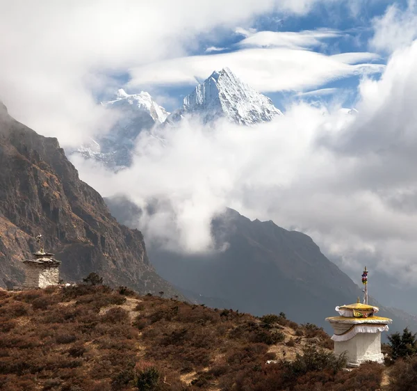 Kangtega és Thamserku, stupas Namche Bazar közelében — Stock Fotó