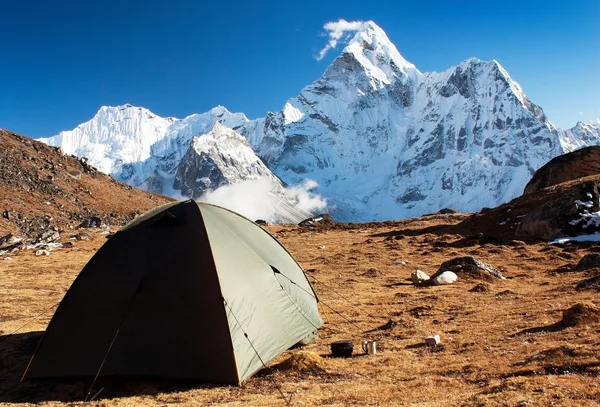 Camping sob Ama Dablam - caminhada para o acampamento base do Everest — Fotografia de Stock