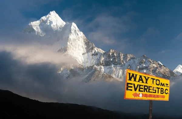 Evening himalayan panorama with mount Ama Dablam — Stock Photo, Image