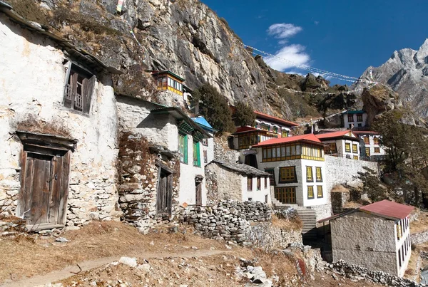 Thame gompa avec des drapeaux de prière - monastère à Khumbu Image En Vente