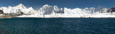 Mount Makalu göl kenarında Kongma La yukarıda geçmek