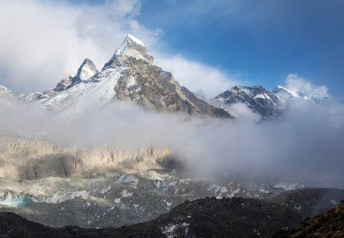 Cholo Zirvesi, Kangchung Zirvesi ve Nirekha Dağı, gökyüzünde bulutları olan üç güzel Himalaya dağı, Gokyo Vadisi, Cho Oyu Dağı, Nepal Himalaya Dağı yakınlarındaki