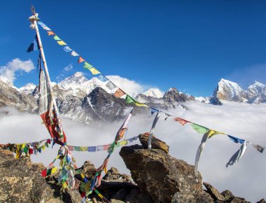 Everest Dağı, Lhotse Dağı ve Makalu Dağı gökyüzünde güzel bulutlar olan Budist dua bayrakları, Gokyo Ri tepesi, Everest dağı, Khumbu vadisi, Nepal Himalaya dağlarındaki Budizm