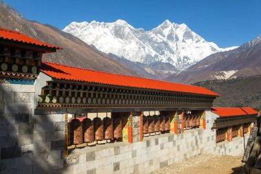 Everest Dağı, Ama Dablam Dağı, Lhotse Tepesi ve Mt. Tengboche Gompa 'da Nuptse güney kaya yüzeyi ve dua tekerlekleri ya da Everest ana kampı Nepal Himalaya Dağı' na giden yolda manastır.