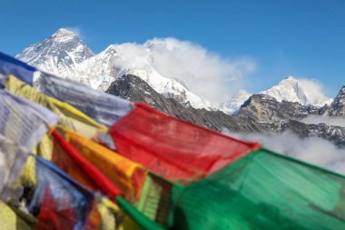 Everest Dağı, Lhotse Dağı ve Makalu Dağı gökyüzünde güzel bulutlar olan Budist dua bayrakları, Gokyo Ri tepesi, Everest dağı, Khumbu vadisi, Nepal Himalaya dağlarındaki Budizm