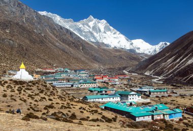 Dua bayraklı Stupa ve Lhotse tepeli Dingboche köyü, Everest ana kampı, Khumbu vadisi, Solukhumbu, Sagarmatha ulusal parkı, Nepal himalaya dağı