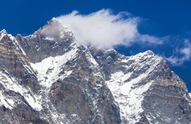 Bulutlu Lhotse Dağı 'nın tepesi, Güney kaya yüzeyi, Khumbu vadisi, Sagarmatha ulusal parkı, Nepal Himalaya dağı