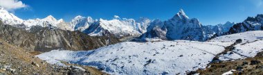 Makalu Dağı ve Ama Dablam Tepesi 'nin Kongma La Geçidi' nden panoramik manzarası, Everest ana kampı, Khumbu vadisi, Sagarmatha ulusal parkı, Nepal Himalaya dağı
