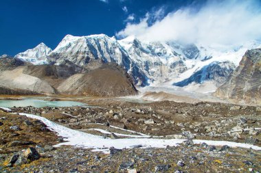 Cho Oyu Dağı, Cho Oyu Dağı ve gölünün güzel panoramik manzarası, Cho Oyu ana kampı yürüyüş yolu, Sagarmatha ulusal parkı, Gokyo vadisi, Khumbu vadisi, Nepal Himalaya dağı.