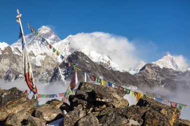 Everest Dağı, Lhotse Dağı ve Makalu Dağı gökyüzünde güzel bulutlar olan Budist dua bayrakları, Gokyo Ri tepesi, Everest dağı, Khumbu vadisi, Nepal Himalaya dağlarındaki Budizm
