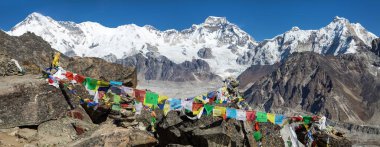 Cho Oyu Dağı ve Gyacungkang zirvesi Gokyo Ri zirvesi ve Budist dua bayrakları, Everest bölgesi, Sagarmatha ulusal parkı, Gokyo vadisi, Khumbu vadisi, Nepal Himalaya dağı