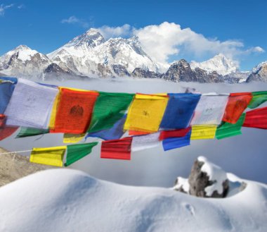 Everest Dağı, Lhotse Dağı ve Makalu Zirvesi, Budist dua bayrakları ve kar yağışı ile Renjo La Pass Dağı, Nepal himalaya Dağı, Khumbu vadisi