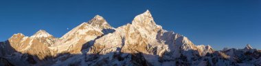 Kala Patthar Vadisi 'nden mavi gökyüzü ve ay ile Everest Dağı' nın akşam renkli görüntüsü Solu khumbu Everest kampı Sagarmatha Ulusal Parkı Nepal Himalaya Dağları 'na doğru ilerliyor.